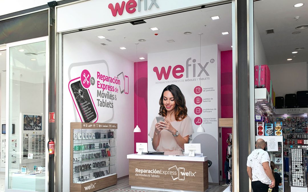 Decoración de tienda en Centro Comercial Nevada Shopping para WeFix